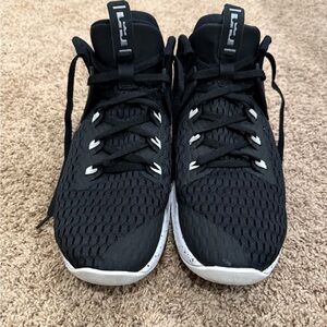 EUC! Nike LeBron Witness 5 'Black
Metallic Silver' MENS 14
